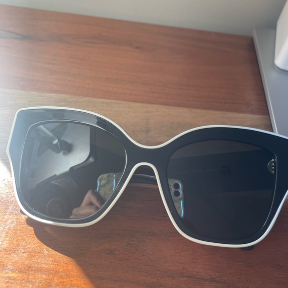 TORY BURCH CAT EYE SUNGLASSES GREAT CONDITION - Picture 8 of 12